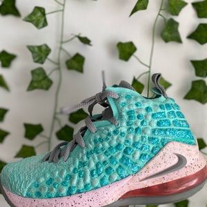 Nike Lebron Womens BasketBall Shoe, Size: 5.5